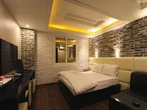 Talk Motel - Image 5