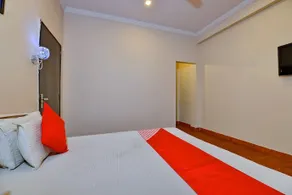 OYO 2070 Hotel Shri Laxmi Palace - Image 3