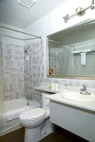 Queensway Court Motel - Image 5