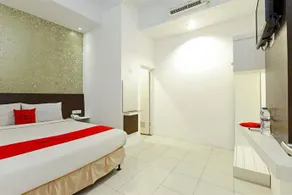 RedDoorz Plus near Fort Rotterdam - Image 4