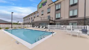 Holiday Inn Express & Suites Fort Walton Beach Northwest - Image 3