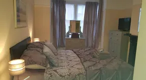 Spacious & Cozy Mid Wales Town Centre Apartment, With Bike Storage - Image 2