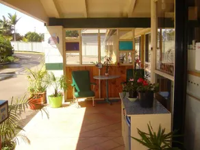 Colonial Palms Motel & Cabins - Image 2
