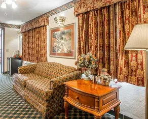Econo Lodge - Image 5