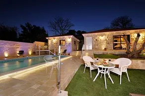 Monro Boutique Suites - Image 2