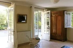 Traditional house with pool - Image 3