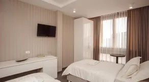 Hotel Chicago - Image 4