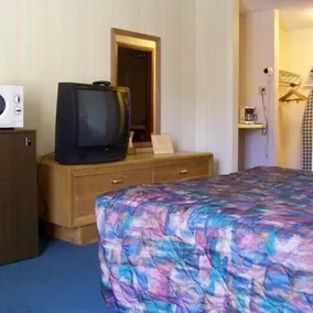 Compare Inn & Suites - Image 4