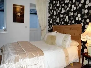 Enmore Beach House - Image 2