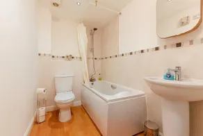 KVM - Peacock Apartment close to town by KVM Serviced Accommodation - Image 2