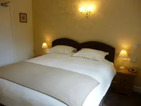 Riverside Bed & Breakfast - Image 4