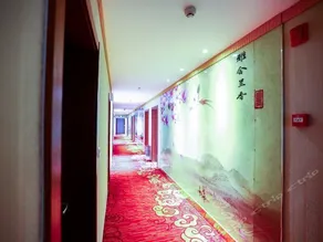 Super 8 Hotel - Image 4
