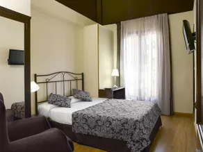 Apartamentos Plaza España Deluxe - Image 3