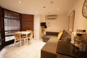 London City Court Yard Cottage - Image 5