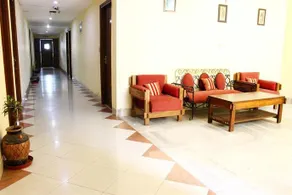 Oyo Premium Rajpur Road Dilaram Chowk - Image 4