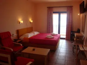 Trizonia Beach Hotel - Image 4