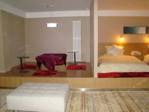 Super 8 Hotel - Image 5