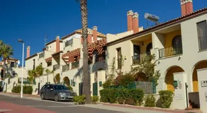(WAR002) Town House with Garden and Pool Access - Image 2