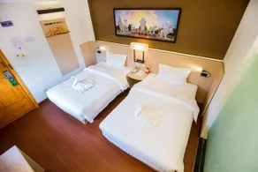 Locals Inn Old City Chiang Mai - Image 1
