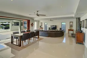 Kumbada 23 Waterfront Holiday House - Image 3