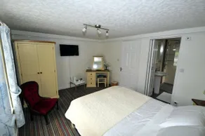 Treviglos Lodge Bed & Breakfast - Image 3