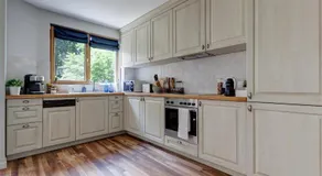 Silver & Gold Apartment - Image 4