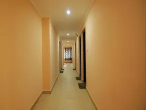 OYO Rooms Lakeshore Hospital Nettoor - Image 3