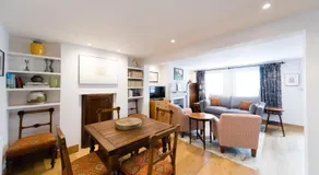 Bird Sisters Cottage with Free Parking - Image 4