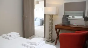 Waterfront Luxury Sea View Apartment - Image 3