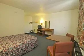 Relax Inn Topeka - Image 4