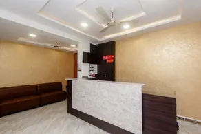 Hotel Everest Inn By Wb Inn - Image 1