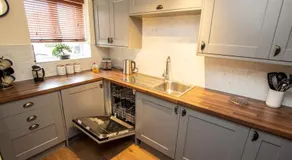 Waters Edge 2 Bedroom Apartment - Image 4