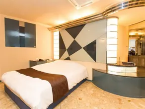 Towers Hotel 201 Queen Bed w Wifi 5 min to St - Image 2