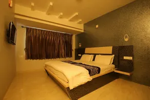 OYO Hotel Cyprus Inn - Image 5