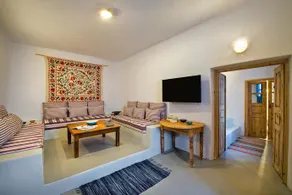 Elicriso Villa - Image 2