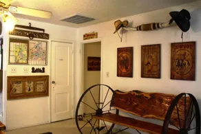 The Wild Wild West Dallas Irving Backpackers GuestHouse - Image 2