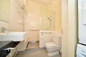 Spacious Harbourside Luxury in an Iconic Building - Image 5