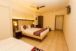 OYO Premium Navi Mumbai Palm Beach Road - Image 5