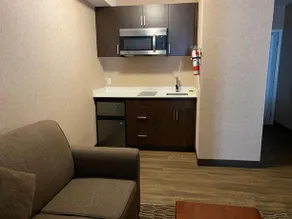 Pacific Inn & Suites - Image 4