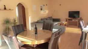 Apartment Garden Residence With Private Parking - Image 4