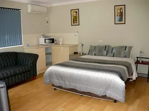 Albany Apartments - Image 2