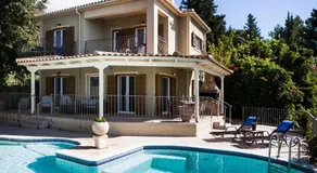 Villa avec jardin, terrasse et piscine privée | Vue ville - Image 2