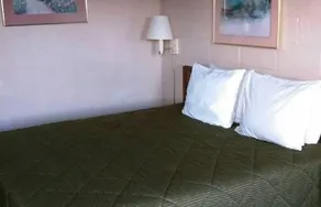 Red Carpet Inn Dix - Image 2