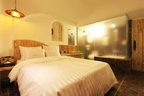 Hotel Candy - Image 2