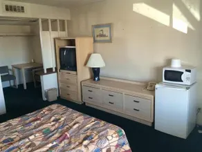 Lamplighter Motel - Image 2