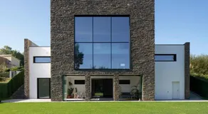 Casa moderna con piscina y vistas al bosque. - Image 2