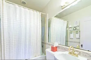 Old Yacht Club Inn - Image 5