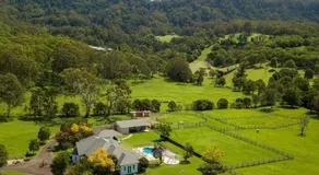Cowley House - stunning entertainer, views, pool - Image 4
