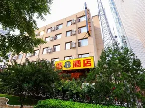 Super 8 Hotel - Image 2