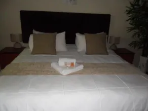 Beverly Hills Guest Lodge - Image 5